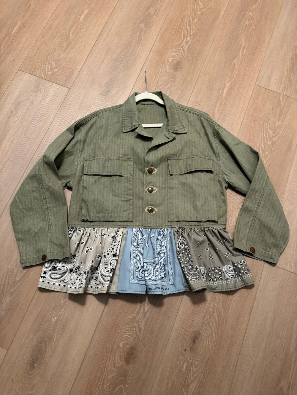 Vintage-Inspired Olive Green Denim Utility Jacket with Bandana Hem - Picture 5 of 7